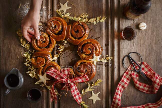 A wreath of mince whirls with sherry for Christmas — Stock Photo