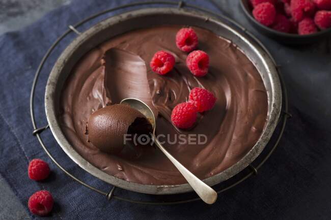 Tigela de metal de souffle de chocolate com framboesas frescas — Fotografia de Stock
