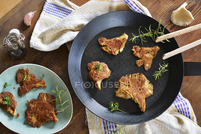 Fried oyster mushrooms in mustard and almond flour coating — Foto stock