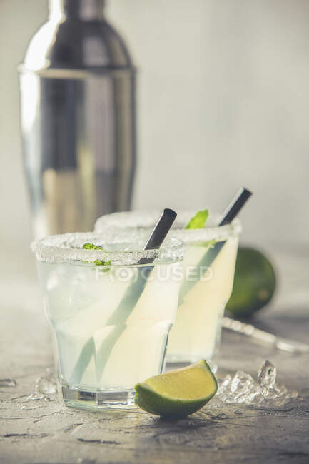 Refrescantes cócteles alcohólicos de verano margarita con hielo picado y cítricos - foto de stock