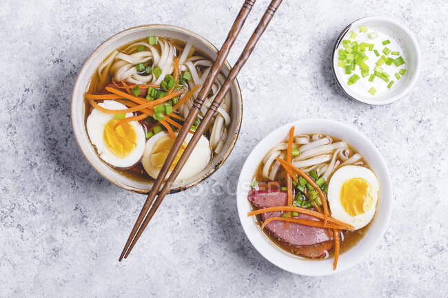 Bowls of ramen soup with egg and meat (Japan) — Stock Photo