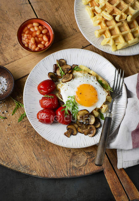 Waffles saudáveis com ovo frito, tomates, cogumelos e feijão assado — Fotografia de Stock