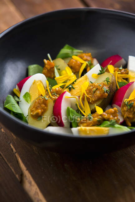 Batatas novas com ovo, rabanetes, alface, pesto e flores de calêndula — Fotografia de Stock