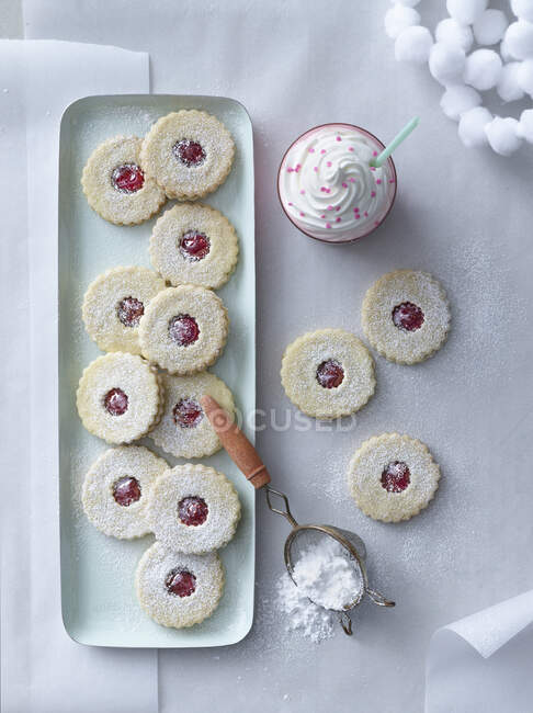 Jam biscuits with icing sugar — Stock Photo