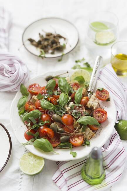 Salada de tomates com alcaparras gigantes e manjericão — Fotografia de Stock