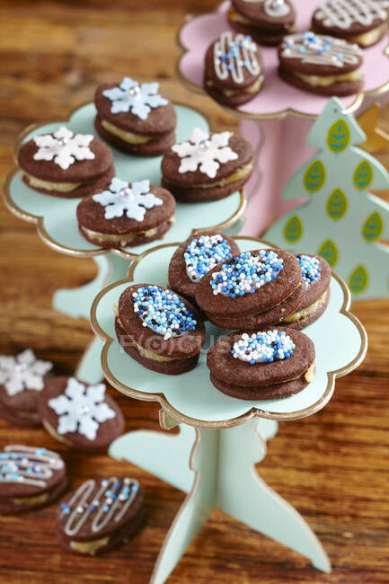 Biscoitos de chocolate preenchidos com maçapão com decorações de tema de inverno — Fotografia de Stock