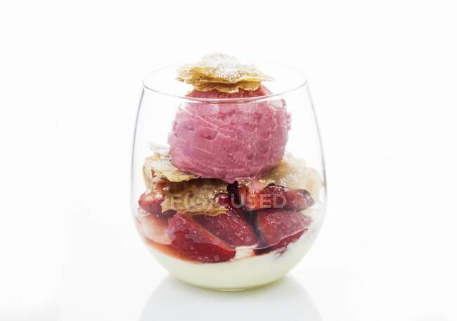 A strawberry ice cream sundae in a glass with flaky pastry — Stock Photo
