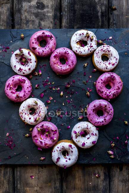 Donuts em forma de coração — Fotografia de Stock