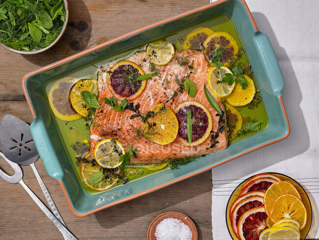 Slow-Roasted Citrus Salmon With Herb Salad — Stock Photo