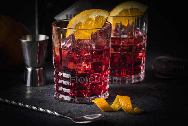 Cocktail clássico italiano: Negroni no gelo com laranjas em óculos — Fotografia de Stock
