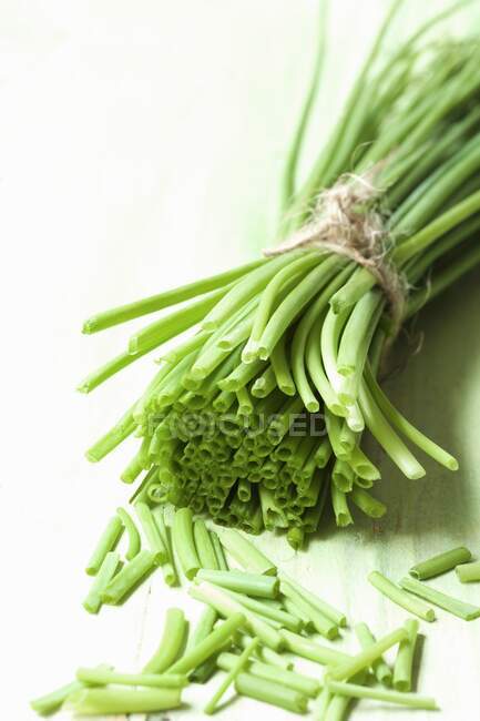 Fresh chives, in bundles and sliced — Stock Photo