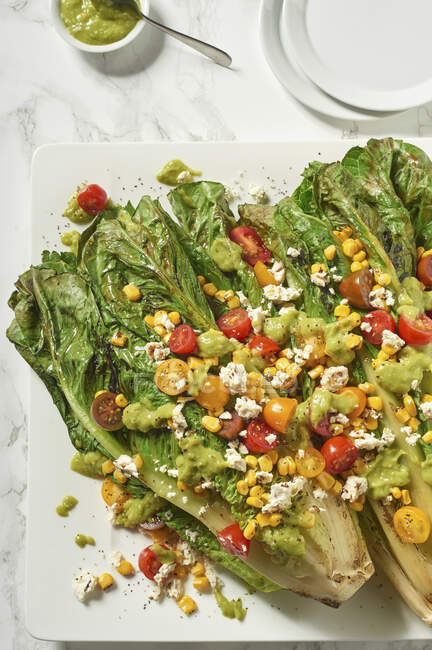 Summer lettuce salad with tomatoes, sweetcorn and feta cheese — Stock Photo