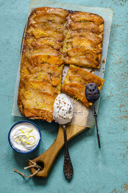 Karamellisierter Kürbiskuchen mit Mozzarella, Schlagsahne und Puderzucker — Stockfoto