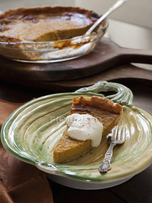Шлюз солодкого картопляного пирога з кремом і корицею — стокове фото