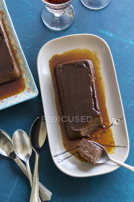 Chocolate and caramel flans — Stock Photo