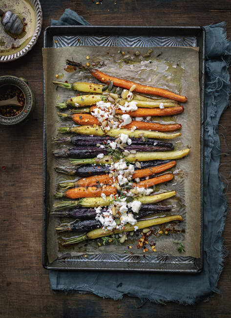Жареная морковь с феттой — стоковое фото