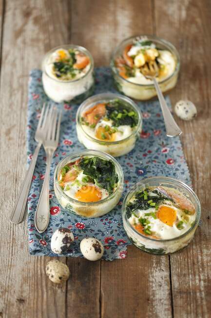 Eggs baked with spinach and salmon in jars — Stock Photo