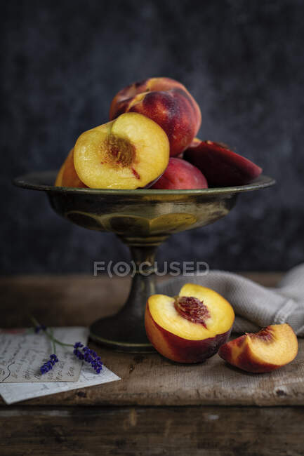 Fresh peaches on a cake stand — Stock Photo