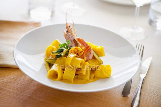 Paccheri with saffron, shrimp and zucchini — Stock Photo