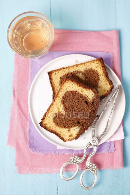 Two slices of marble cake and a glass of green tea — Stock Photo