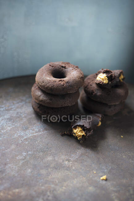 Веганські шоколадні пончики, наповнені арахісовим маслом. — стокове фото