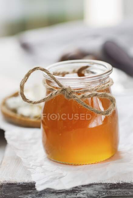 Miele in un bicchiere — Foto stock