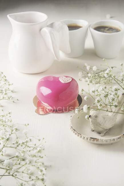 Un petit gâteau en mousse romantique en forme de cœur pour la Saint-Valentin — Photo de stock