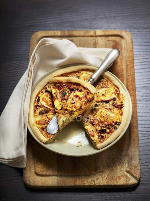 Манстерский пирог с сыром с яйцом, луком-порей и караулом — стоковое фото