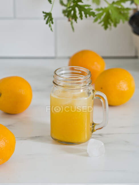 Jugo de naranja fresco en frasco - foto de stock