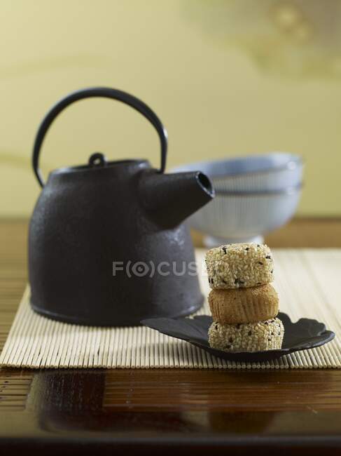 Una teiera e palle di riso appiccicose con semi di sesamo (Giappone) — Foto stock