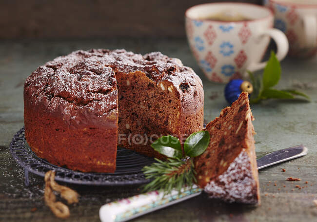 Маленький шоколадный медовый торт с миндалем и изюмом на Рождество — стоковое фото