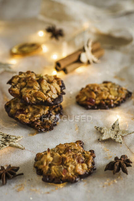 Florentines cookies with spices and festive ligths — Stock Photo