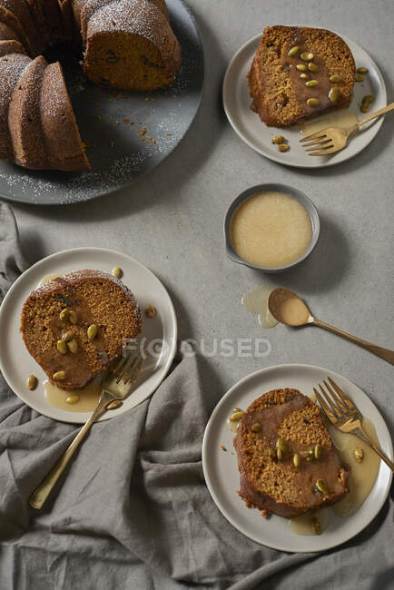 Kranzkuchen mit Dessertsauce — Stockfoto