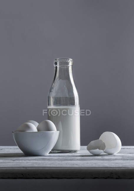 A still life with milk and eggs — Stock Photo