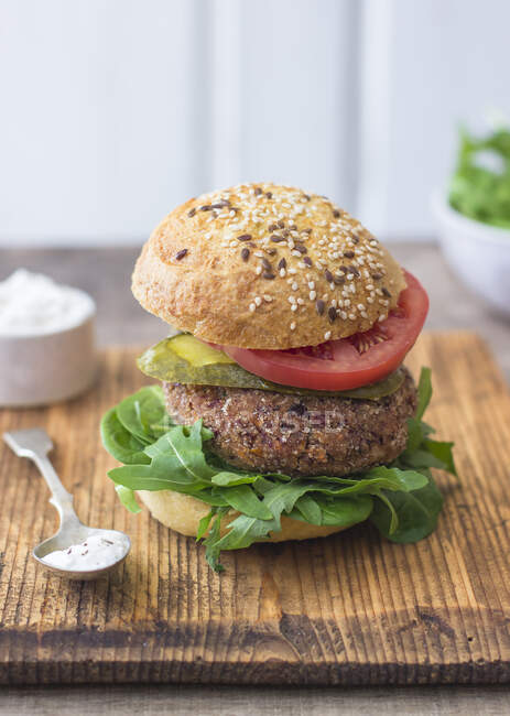 Red beans, mozzarella and sun-dried tomatoes burgers — Stock Photo