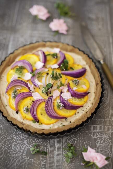 A courgette tart with red onions — Stock Photo