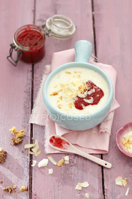 Sopa de leche con hojuelas de mijo y mermelada de coco y frambuesa - foto de stock