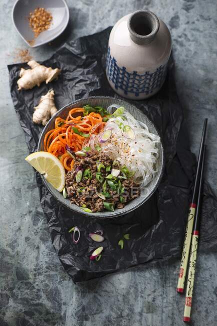 Asian rice noodles with beef chop and carrot salad — Stock Photo