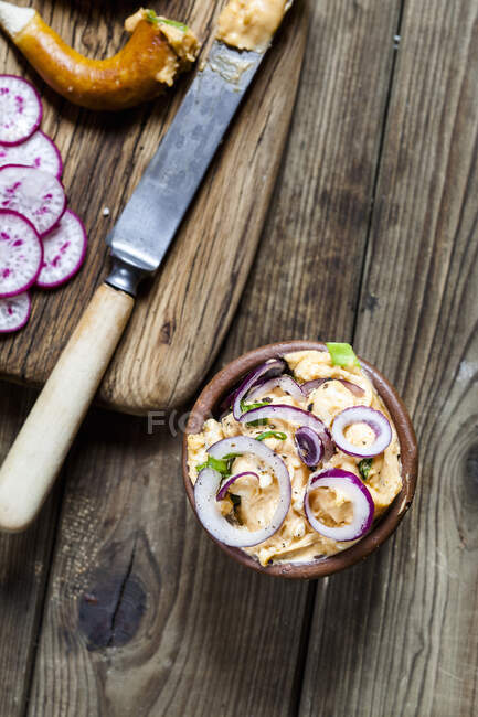 Creme de camembert bávaro com cebolas, rabanetes e cebolinhas, pretzels — Fotografia de Stock