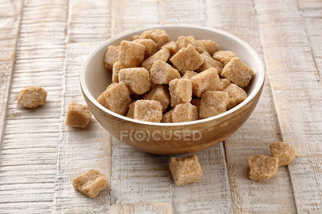 A bowl of brown sugar lumps — Stock Photo