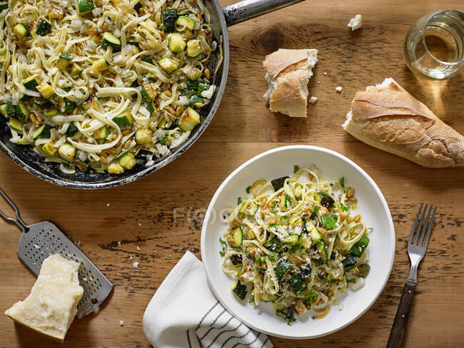 Pasta mit Hühnchen und Pilzen im Restaurant — Stockfoto