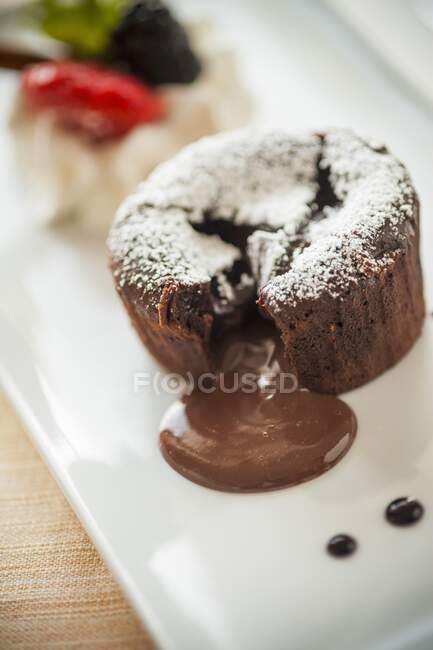 Torta de chocolate com um centro de chocolate derretido — Fotografia de Stock