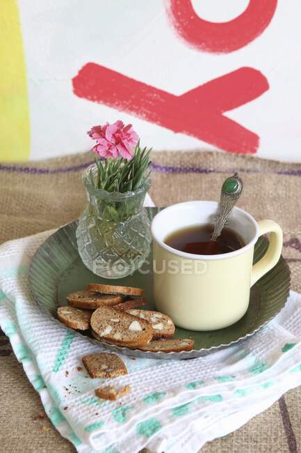 Cantuccini à servir avec du café dans une tasse en émail sur une plaque métallique — Photo de stock