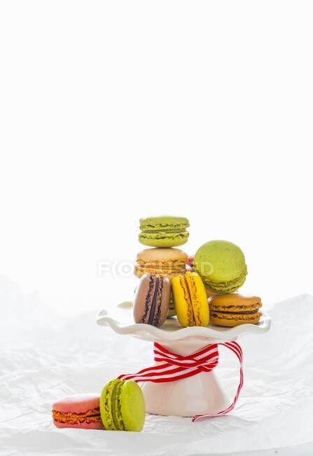 Macarons variopinti assortiti sul supporto della torta — Foto stock