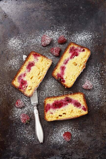 A raspberry loaf cake top view — Stock Photo