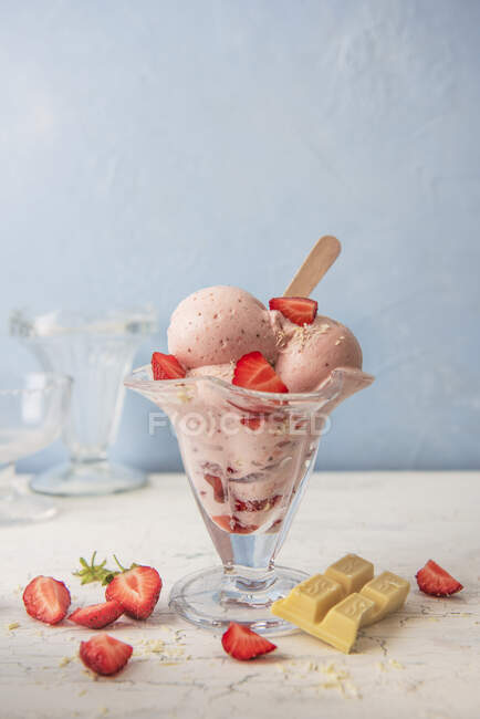 Полуничне морозиво з свіжою полуницею і білим шоколадом. — стокове фото