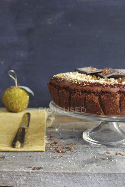 Gâteau d'anniversaire avec décorations en sucre et chocolat — Photo de stock