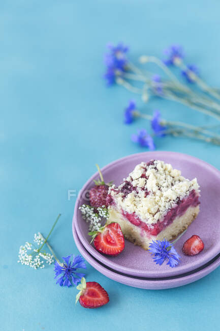 Vegan strawberry yeast cake with crumbles — Stock Photo
