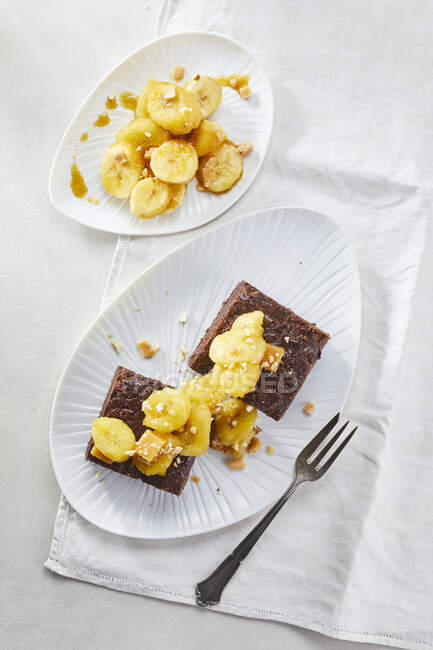 Brownies with caramelized bananas — Stock Photo