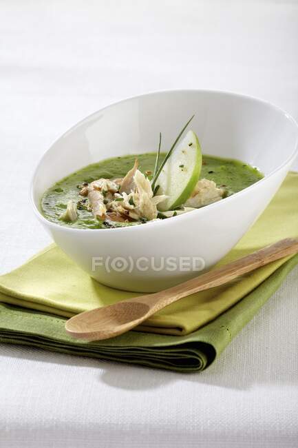 Cold cress soup with smoked mackerel and apple — Stock Photo
